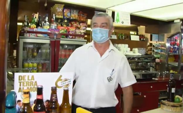 Un camarero en un bar de Barcelona. 